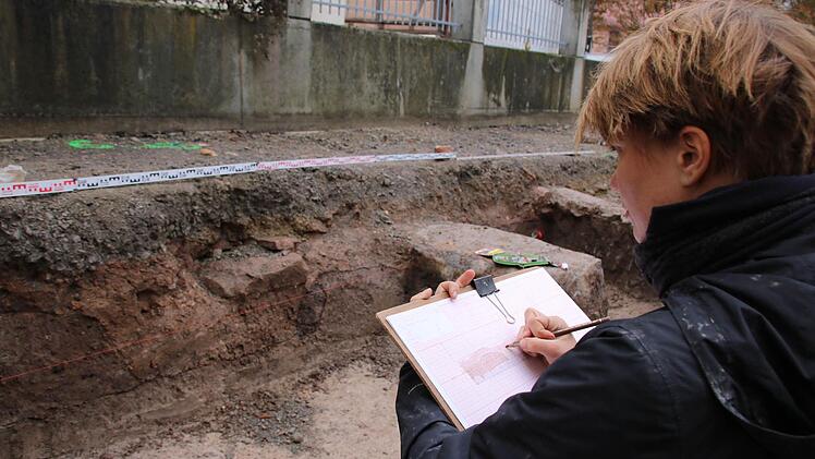 Archäologin Karen Schröder dokumentieren das Ergebnis der Sondage. Foto: Ralf Ruppert