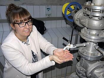 An der Heilquelle: Nancy Grau testest im Brunnenhaus der Bohrung I das 34 Grad warme Heilwasser der "Therme Natur". Foto: Berthold Köhler
