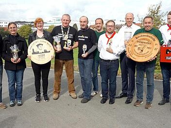 Schützenmeister Klaus Meyer mit Ehrengästen und den besten Schützen: Pfarrerin Tabea Richter, Laura Rost mit der Lutherscheibe, ihr Vater Günther Rost, der neue Schützenkönig, Gerald Kind, Frank Möhring, Stefan Werner, Ehrenmitglied Adolf Wedel, Werner Zeilinger und Sohn Sven Zeilinger (v. l.) Fotos: Karl Holzberger