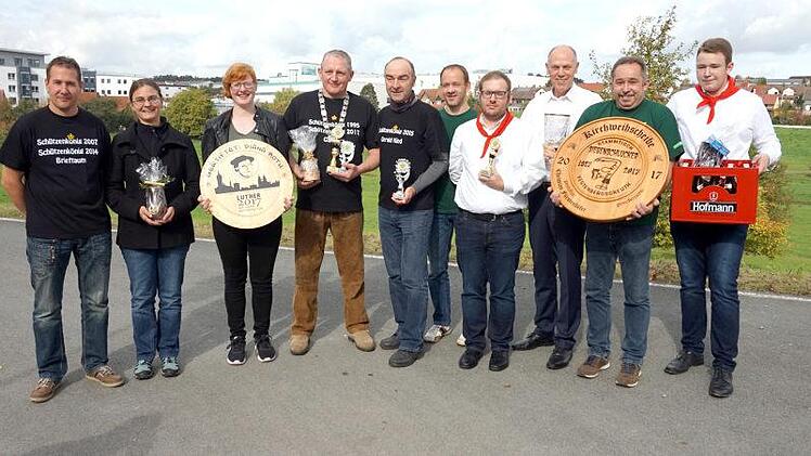 Schützenmeister Klaus Meyer mit Ehrengästen und den besten Schützen: Pfarrerin Tabea Richter, Laura Rost mit der Lutherscheibe, ihr Vater Günther Rost, der neue Schützenkönig, Gerald Kind, Frank Möhring, Stefan Werner, Ehrenmitglied Adolf Wedel, Werner Zeilinger und Sohn Sven Zeilinger (v. l.) Fotos: Karl Holzberger