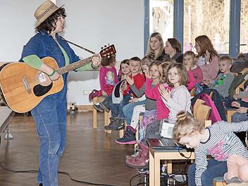 Gemeinsam wurde gesungen, gebastelt und gemalt bei der Kinderbibelwoche in Michelau.  Foto: Klaus Gagel