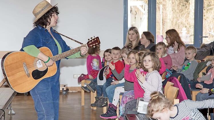 Gemeinsam wurde gesungen, gebastelt und gemalt bei der Kinderbibelwoche in Michelau.  Foto: Klaus Gagel