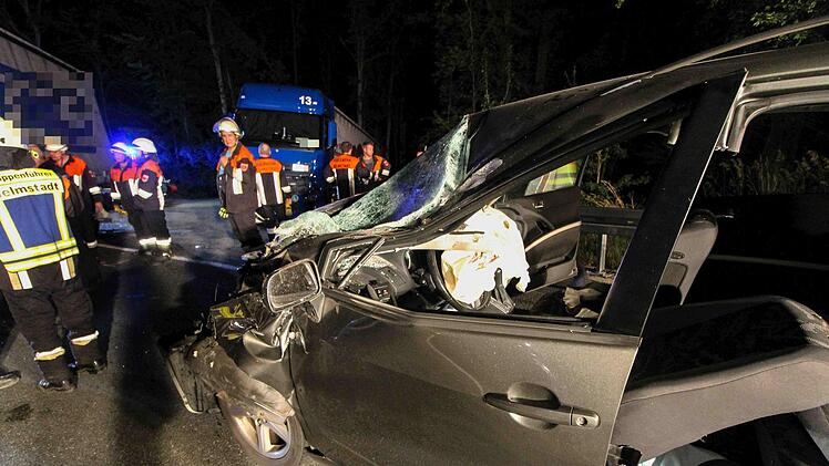 Die beiden Insassen des Autos mussten von der Feuerwehr befreit werden. Foto: News 5/Desk
