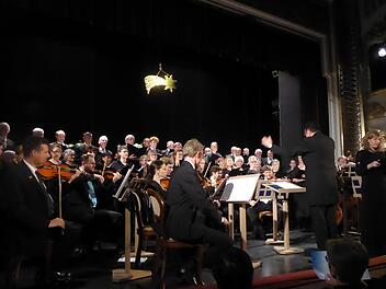 Dicht gepackt unter dem Weihnachtsstern standen im Kurtheater auf der Vorbühne und auf einem Podest im Portal der Hauptbühne die Akteure, ein Chor der Kissinger der Sängervereinigung, das Kammerorchester "sinfonietta franconica", die Solisten Maximiliane Schweda (Sopran) und David Hanke (Blockflöte) unter der Leitung von Hermann Freibott bei ihrem mit viel Applaus bedachten traditionellen Konzert zum 1. Advent. Foto: Thomas Ahnert