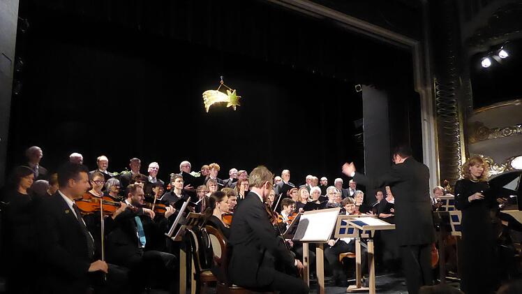 Dicht gepackt unter dem Weihnachtsstern standen im Kurtheater auf der Vorbühne und auf einem Podest im Portal der Hauptbühne die Akteure, ein Chor der Kissinger der Sängervereinigung, das Kammerorchester "sinfonietta franconica", die Solisten Maximiliane Schweda (Sopran) und David Hanke (Blockflöte) unter der Leitung von Hermann Freibott bei ihrem mit viel Applaus bedachten traditionellen Konzert zum 1. Advent. Foto: Thomas Ahnert