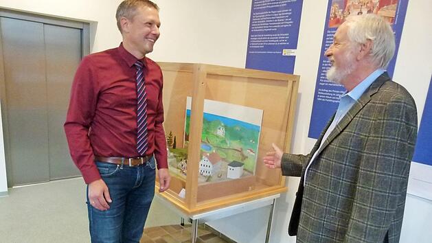 Rupert Appeltshauser (rechts) erl&auml;utert R&ouml;dentals B&uuml;rgermeister Marco Steiner die Hintergr&uuml;nde der Ausstellung.  Foto: Lothar Weidner
