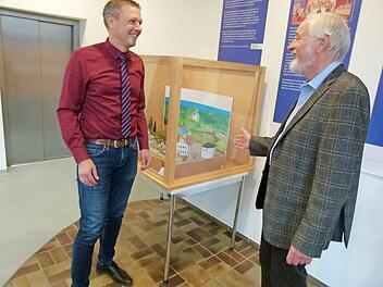 Rupert Appeltshauser (rechts) erl&auml;utert R&ouml;dentals B&uuml;rgermeister Marco Steiner die Hintergr&uuml;nde der Ausstellung.  Foto: Lothar Weidner