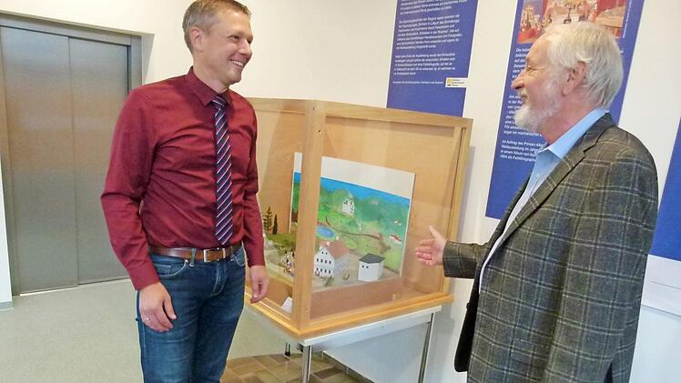 Rupert Appeltshauser (rechts) erl&auml;utert R&ouml;dentals B&uuml;rgermeister Marco Steiner die Hintergr&uuml;nde der Ausstellung.  Foto: Lothar Weidner