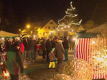 Markttreiben in Fabrikschleichach bis in den Abend  Foto: Georg Pelikan