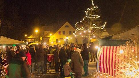 Markttreiben in Fabrikschleichach bis in den Abend  Foto: Georg Pelikan