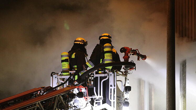 Lagerhalle einer Recyclingfirma steht in Vollbrand