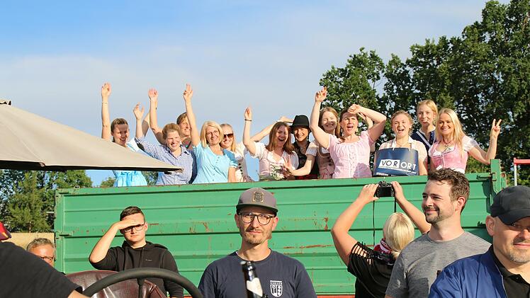Die Dorfrocker waren für ein Konzert nach  Schwärzelbach gekommen. Ihre Fans rückten mit Traktoren an.