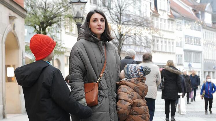 Jule Keil zeigt in der Spitalgasse die Stelle, an der eine Radlerin ihren Sohn Ian (6, rechts) umgefahren hat und anschließend weitergefahren ist.