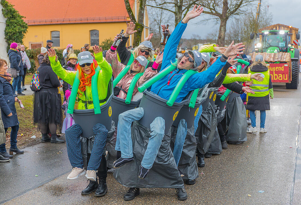 Buntes Faschingstreiben begeistert groß und klein.