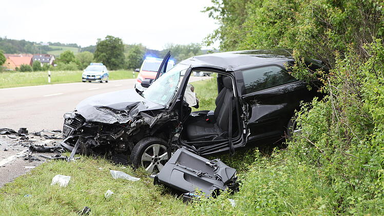 Frauen bei Unfall auf B13 bei Ansbach verletzt eingeklemmt