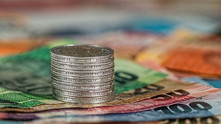 Zu viel Geld auf dem Konto zu haben oder Zuhause aufzubewahren ist nicht sinnvoll.