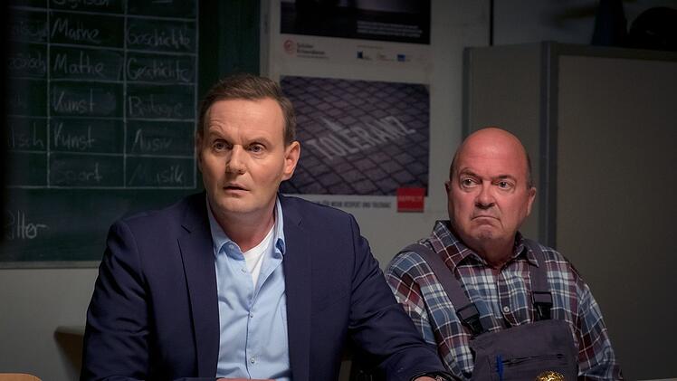 Direktor Stege (Devid Striesow, links) und Hausmeister Eichmann (Florian Martens) müssen ihre Schule verteidigen - oder ihre Schwächen offenbaren.