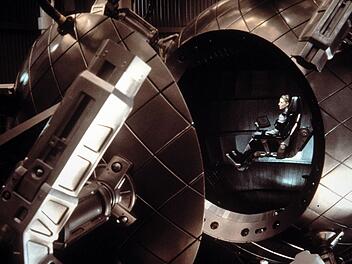 Ellie Arroway (Jodie Foster) macht sich mit einem Raumschiff auf den Weg zum Planeten Vega.