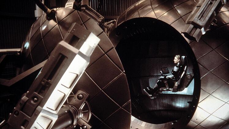 Ellie Arroway (Jodie Foster) macht sich mit einem Raumschiff auf den Weg zum Planeten Vega.