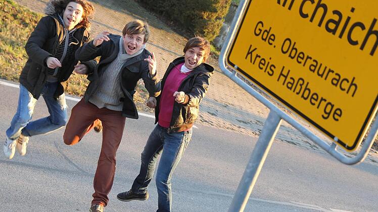 Die Dorfrocker alias Philipp, Tobias und Markus (von links) lieben ihr Heimatdorf Kirchaich. Dort leben sie auch heute noch. Foto: Michael Gründel