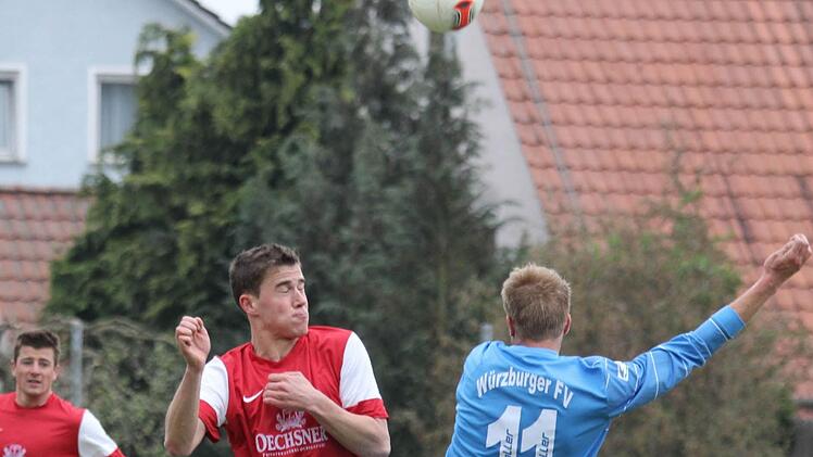 Daniel Keßler (TSV Sulzfeld) gewinnt das Kopfballduell gegen Johannes Weidl. Am Ende siegt Würzburg mit 4:1. Foto: Krumpholz