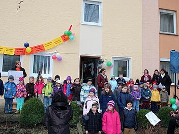 Die Kinder begrüßen die Gäste mit einem Lied Foto: Johanna Blum