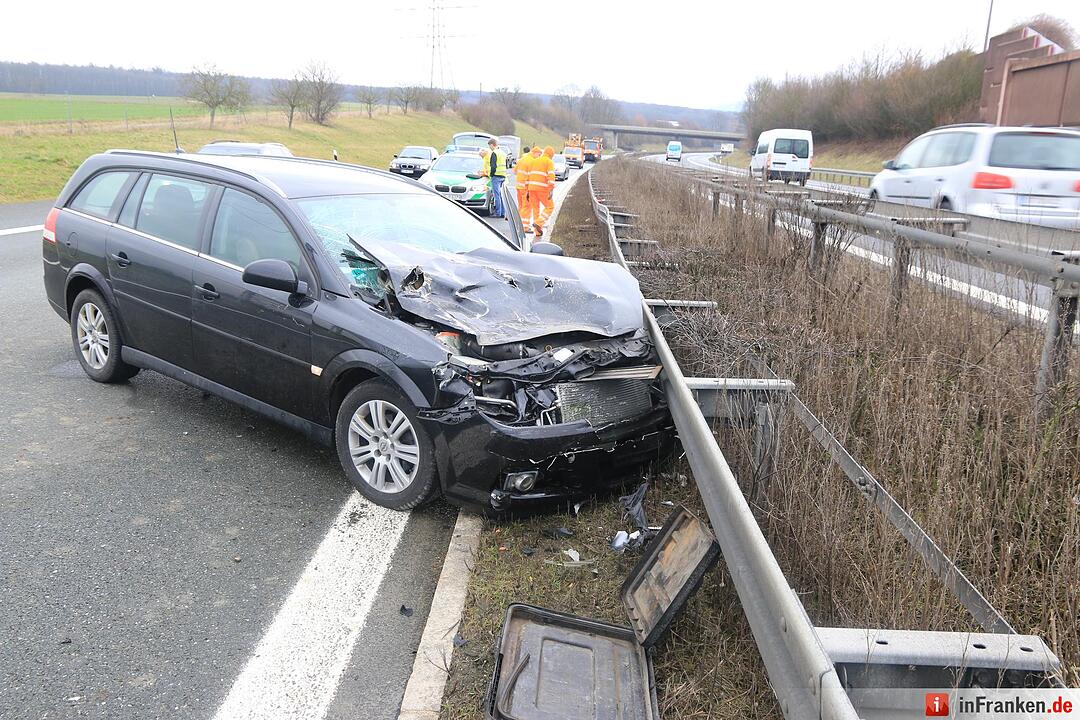 Pkw kracht auf A70 bei Scheßlitz gegen Leitplanke