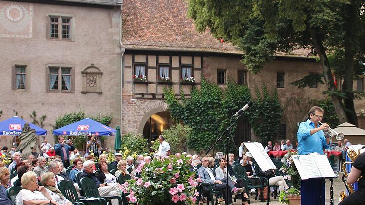 Der Aschacher Schlosshof war auch diesmal eine prächtige Konzert-Kulisse. Fotos: Werner Vogel