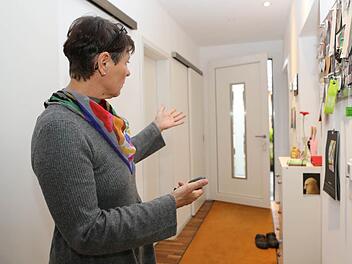 Sabine Brückner-Zahneisen zeigt, wie sich in ihrem Haus auf Knopfdruck die Haustür öffnen lässt - von überall aus. Foto: Barbara Herbst