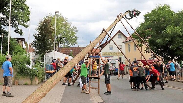 Auch von einem Regenschauer ließen sich die kräftigen Aischer beim Baumaufstellen nicht stören.  Foto: Johanna Blum