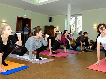Entspannung beim Bier-Yoga in Nürnberg. Foto: Nikolas Pelke
