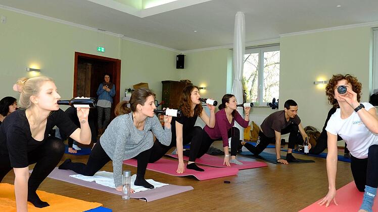 Entspannung beim Bier-Yoga in Nürnberg. Foto: Nikolas Pelke
