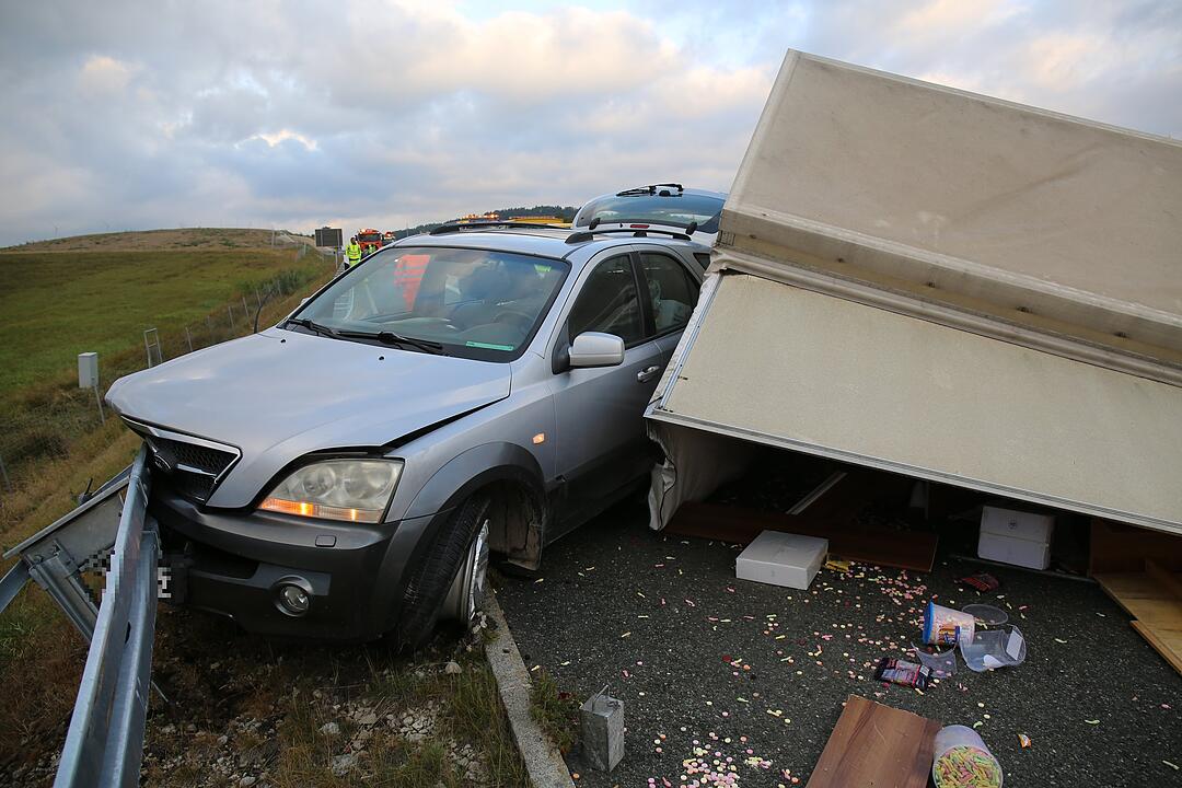 Anhänger umgekippt - Gummibärchen auf der A9 verteilt