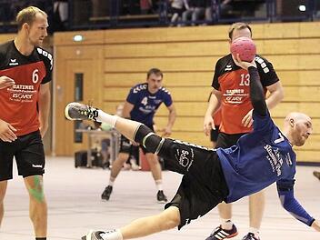 Der Bamberger Tim Nostheide scheitert bei diesem Versuch, die Eberner Joseph Weiß (Nummer 6) und Thomas Müller (Nummer 13) können in dieser Szene nur zusehen. Foto: sportpress