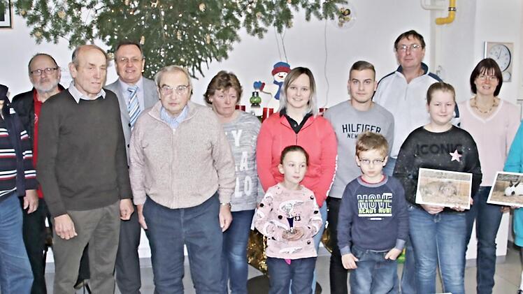 Die erfolgreichen Kleintierzüchter des Untermerzbacher Vereins mit den Vertretern des Vorstands und des Kleintierzuchtverbandes