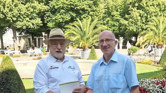 Vorstand Michael Seufert (rechts) ehrte Klaus Kurz f&uuml;r 50 Jahre Mitgliedschaft.  Foto: Erich Matejsek
