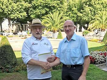 Vorstand Michael Seufert (rechts) ehrte Klaus Kurz für 50 Jahre Mitgliedschaft.  Foto: Erich Matejsek