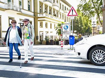 Christina Balemba (links) und Hildegard Kiesel überqueren die Ludwigstraße in Bad Kissingen.  Foto: Johannes Schlereth
