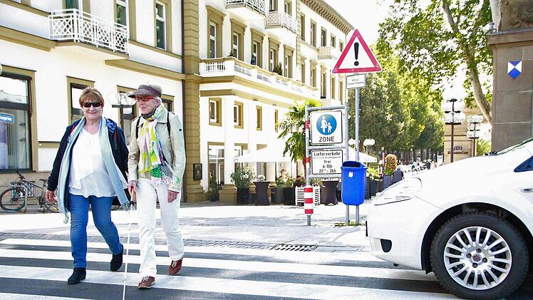 Christina Balemba (links) und Hildegard Kiesel überqueren die Ludwigstraße in Bad Kissingen.  Foto: Johannes Schlereth