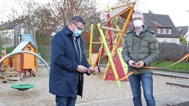 Der Leiter des Amtes für öffentliches Grün, Herbert Fuchs (l.), und Oberbürgermeister Uwe Kirschstein geben die nagelneuen Spielgeräte offiziell frei. Foto: Stadt Forchheim