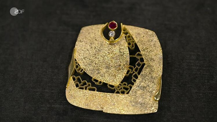 Wendela Horz datierte eine Brosche aus 750er Gold mit Diamant und Rubin um 1970.