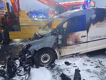 Herzogenaurach: Auto brennt nach Unfall aus - auch Kind verletzt