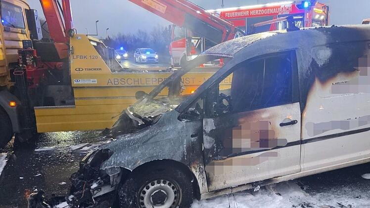 Herzogenaurach: Auto brennt nach Unfall aus - auch Kind verletzt