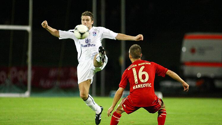 Der Banberger  Dominik Waltrapp (links) kl&auml;rt akribatisch vor  Vladimir Rankovic vom FC Bayern.