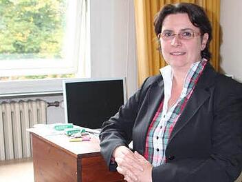 Die Zeiten haben sich geändert: Das Stehpult, an dem Ariane Hofmann steht, ist ein Überbleibsel aus alten Tagen. Die neue Rektorin steht für neue Unterrichtsmethoden. Foto: Christiane Lehmann