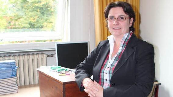 Die Zeiten haben sich geändert: Das Stehpult, an dem Ariane Hofmann steht, ist ein Überbleibsel aus alten Tagen. Die neue Rektorin steht für neue Unterrichtsmethoden. Foto: Christiane Lehmann