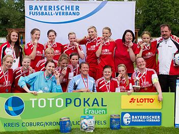Der SC Steinbach bejubelt den Kreispokalsieg der Frauen. Im Bild (stehend von links) Sara Jakob, Theres Fischer, Jasmin Schorn, Sophia Baier, Karina Jungkunz, Sina Unger, Stefanie Wicklein, Franziska Wohlfahrt und Trainer Jürgen Baier; (vorne von links) Heike Löffler, Elisa Trebes, Carolin Dressel, Brigitte Kögler, Iris Baier, Mareike Schneider, Iris Vogel, Jaqueline Brieger, Melanie Reiber und Yvonne Jakob.  Foto: Heinrich Weiß