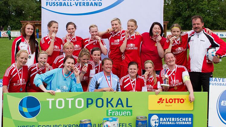 Der SC Steinbach bejubelt den Kreispokalsieg der Frauen. Im Bild (stehend von links) Sara Jakob, Theres Fischer, Jasmin Schorn, Sophia Baier, Karina Jungkunz, Sina Unger, Stefanie Wicklein, Franziska Wohlfahrt und Trainer Jürgen Baier; (vorne von links) Heike Löffler, Elisa Trebes, Carolin Dressel, Brigitte Kögler, Iris Baier, Mareike Schneider, Iris Vogel, Jaqueline Brieger, Melanie Reiber und Yvonne Jakob.  Foto: Heinrich Weiß