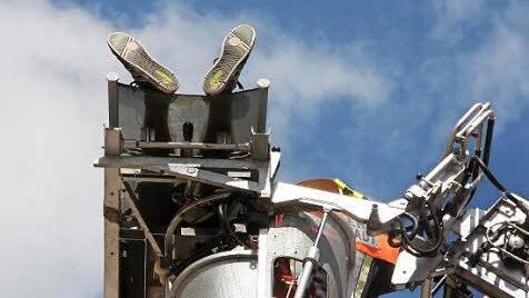 Wie schnell eine Rettung aus oberen Geschossen eines Hauses mit der Drehleiter möglich ist, wurde von der Feuerwehr demonstriert.