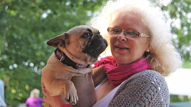 Ramona Götz vom Deutschen Bulldoggen-Klub mit ihrer Hündin Bendikta